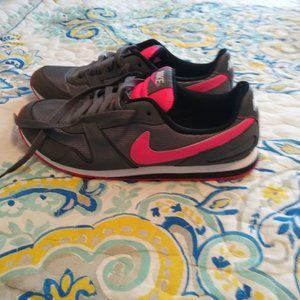 Nikes Retro  Running Shoes